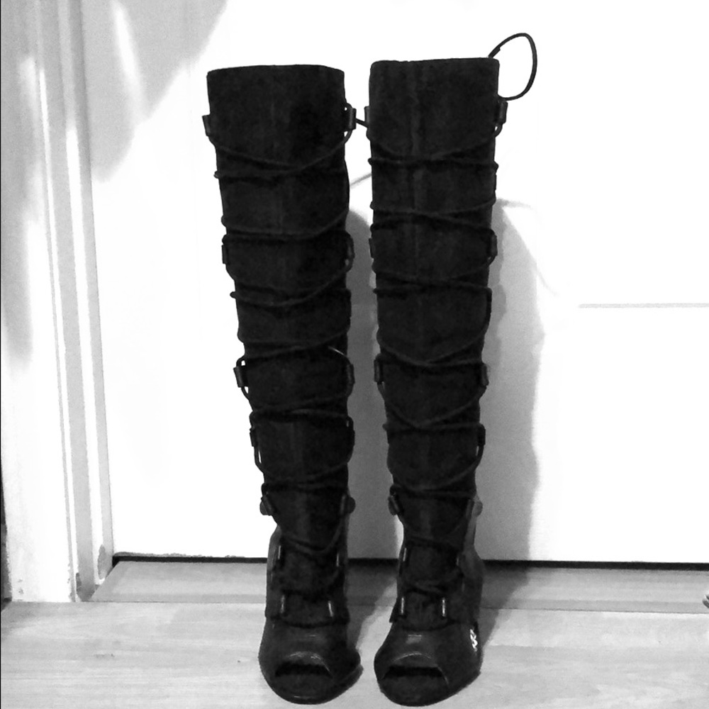 High knee boots 👢🖤🔳